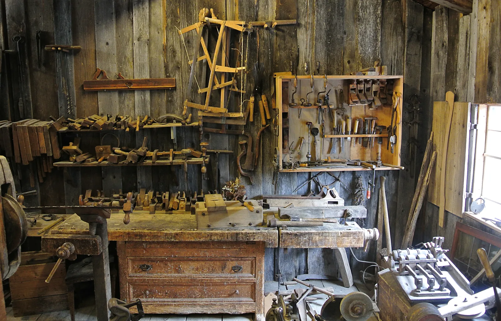 Woodworking workshop (Unsplash)